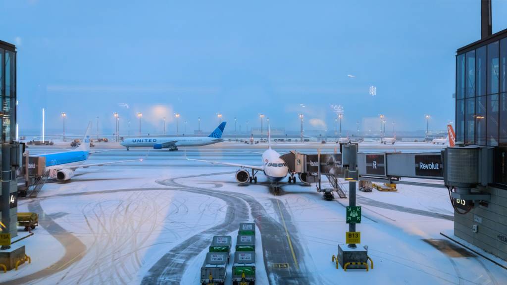 Flugzeuge am schneebedeckten Hauptstadtflughafen BER. Am Flughafen BER sind alle Starts aufgrund der Witterung eingestellt worden. Foto: Christoph Soeder/dpa