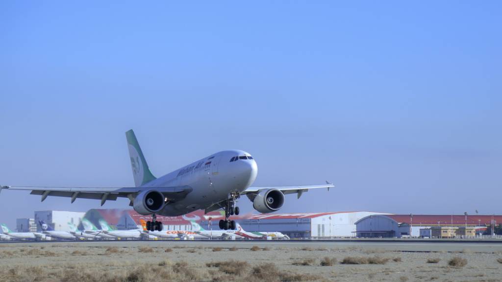 HANDOUT - Ein Flugzeug der iranischen Airline Mahan landet 2021 mit der ersten Lieferung des russischen Corona-Impfstoffes Sputnik V am Internationalen Flughafen Imam Khomeini. Foto: Saeed Kaari/Imam Khomeini Airport City/AP/dpa - ACHTUNG: Nur zur redaktionellen Verwendung und nur mit vollständiger Nennung des vorstehenden Credits