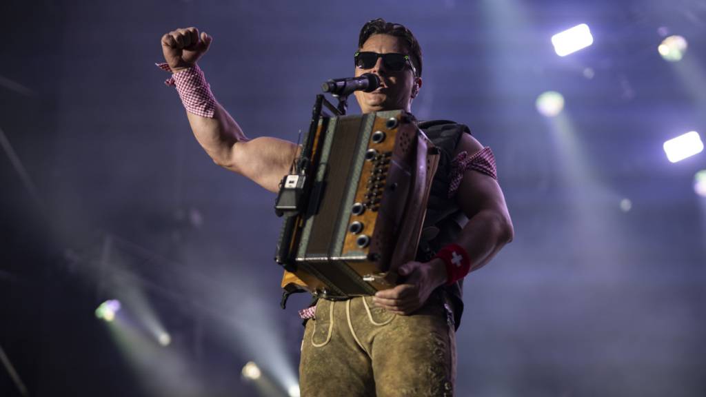 Lederhose und Sonnenbrille: «Volks-Rock'n'Roller» Andreas Gabalier kommt im Rahmen seiner Arena-Tournee im November 2027 in die Schweiz. Auf einer «fliegenden Bühne» will er seinen Fans auch in der letzten Reihe nahe kommen. (Archivbild)