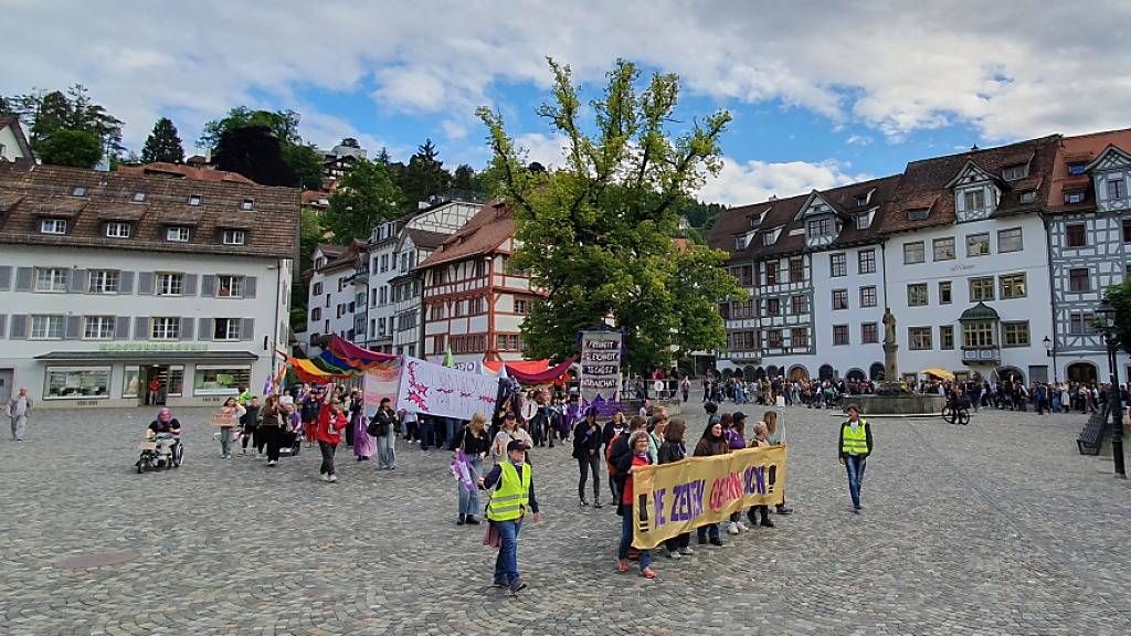 1000 Personen marschieren an Frauenstreik-Demo durch St. Gallen