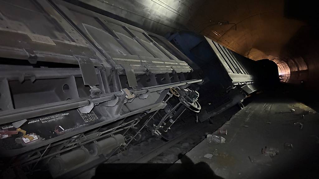 Die entgleisten Wagen im Gotthard-Basistunnel. (Archivbild)