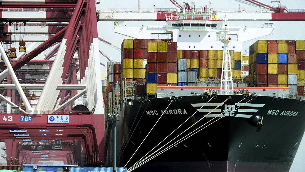 Der Handelsstreit zwischen den USA und China dämpft das Wirtschaftswachstum in beiden Ländern spürbar. (Archiv: Hafen von Qingdao)