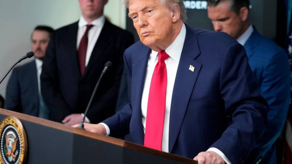 US-Präsident Donald Trump hört einer Frage eines Reporters im James Brady Press Briefing Room im Weißen Haus zu. Foto: Mark Schiefelbein/AP/dpa