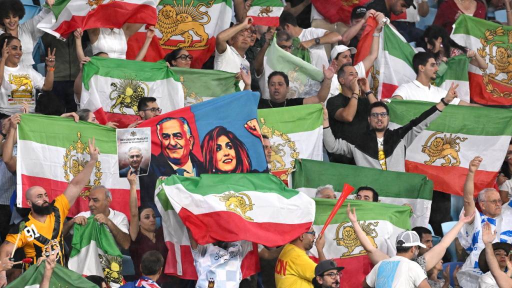 Fans schwenken ihre iranischen Flaggen während eines Fussballspiels des Asien-Cup in Australien