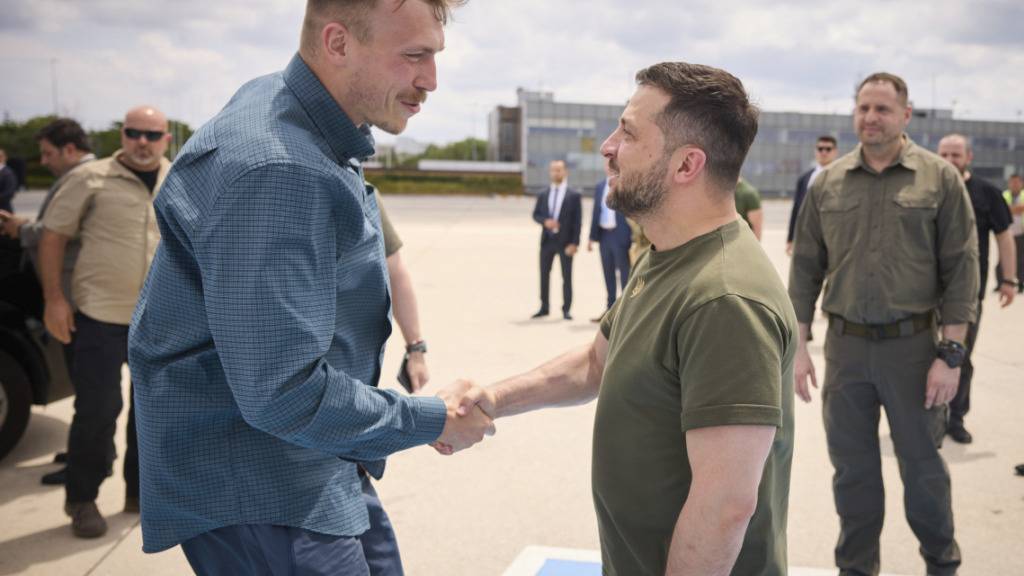 HANDOUT - Der ukrainische Präsident Wolodymyr Selenskyj trifft in Istanbul den Kommandeur des Asow-Regiments Denys Prokopenko. Foto: Uncredited/Ukrainian Presidential Press Office/AP/dpa - ACHTUNG: Nur zur redaktionellen Verwendung und nur mit vollständiger Nennung des vorstehenden Credits