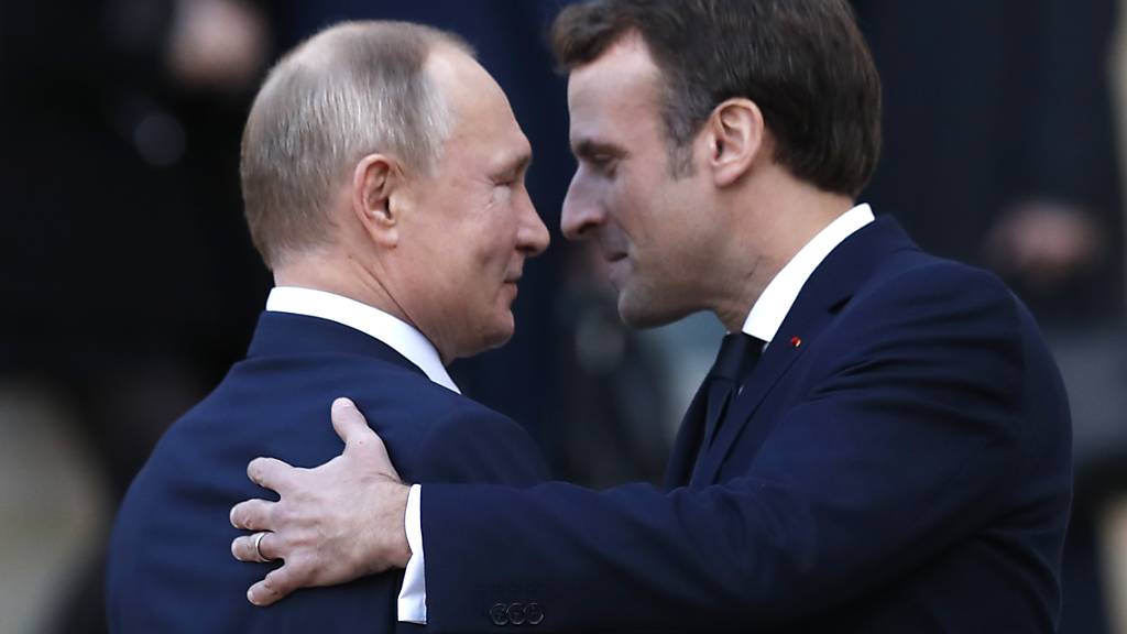Der französische Präsident Emmanuel Macron will mit dem russischen Präsidenten Wladimir Putin Gespräche über die aktuellen Krisenherde in der Welt führen (Archivbild)