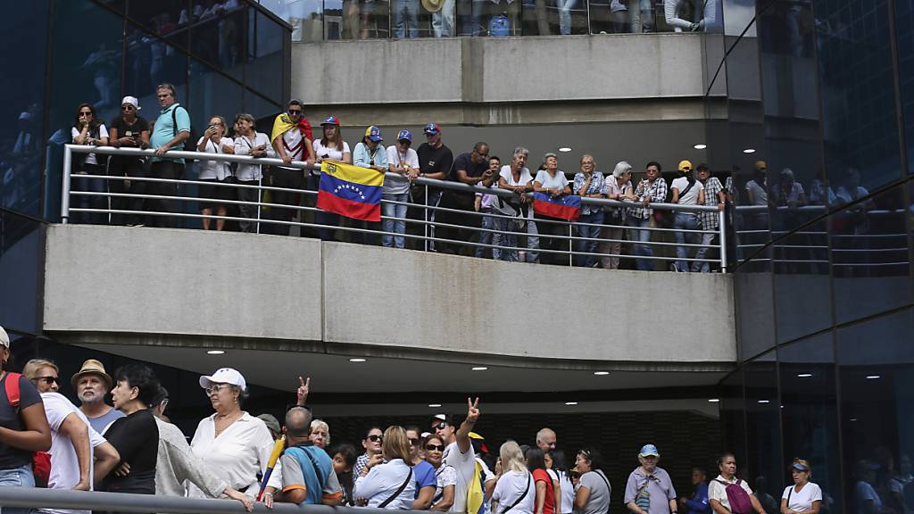 dpatopbilder - Anhänger der Opposition protestieren in einem Einkaufszentrum gegen die umstrittenen Ergebnisse der Präsidentenwahl in Venezuela. Foto: Cristian Hernandez/AP