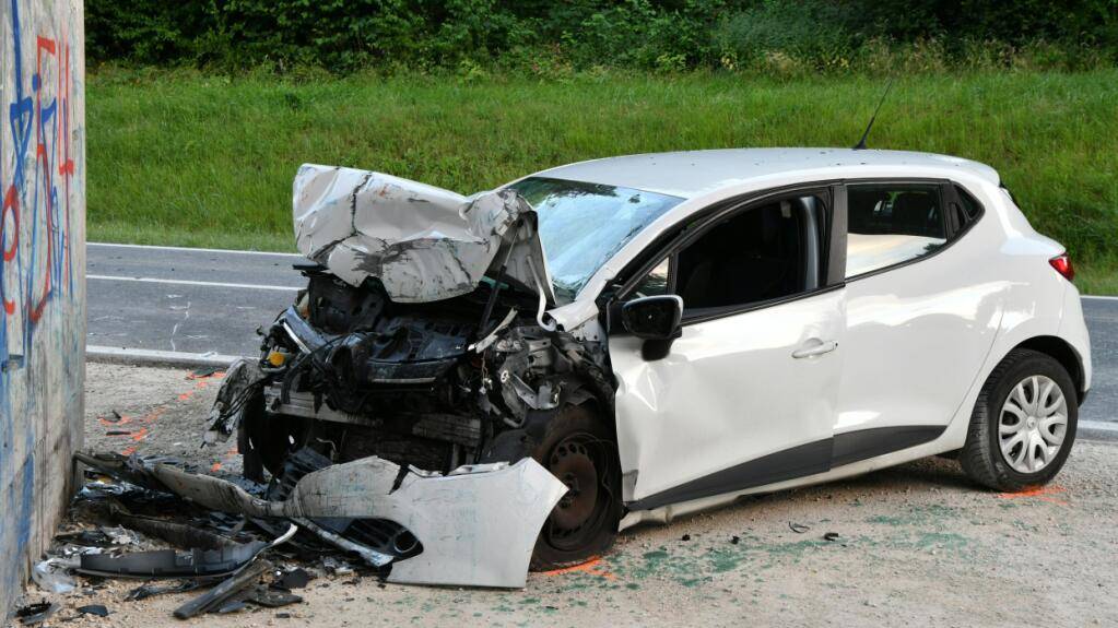 Der Autolenker ist mit seinem Auto in Wohlenschwil AG in einen Brückenpfeiler geprallt. Er erlitt tödliche Verletzungen.