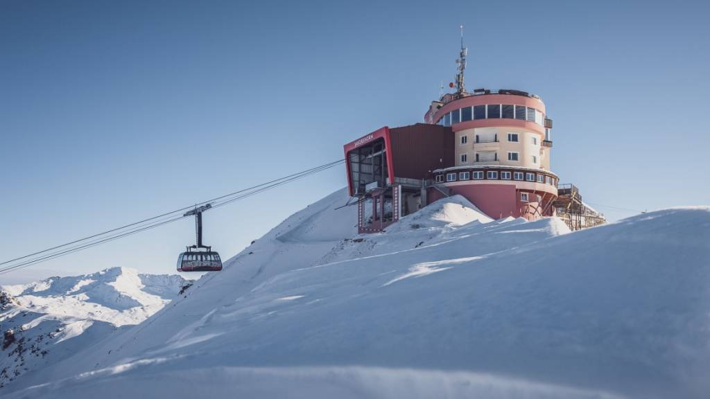 Die Bergstation Jakobshorn im gleichnamigen Davoser Skigebiet. Die Davos Klosters Bergbahnen erwirtschafteten im vergangenen Geschäftsjahr über einen Drittel ihres Umsatzes in der Gastronomie. (Archivbild)