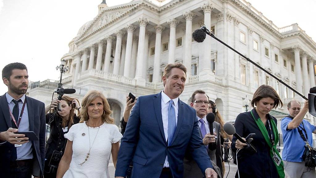Senator Jeff Flake verlässt das Kapitol mit seiner Frau Cheryl. Zuvor hielt er eine 17-minütigen Brandrede gegen US-Präsident Trump und kündigte seinen Verzicht auf eine erneute Kandidatur an.