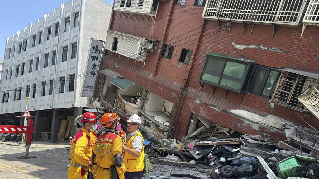 HANDOUT - Im Osten Taiwans brachen bei einem Erdbeben zahlreiche Häuser zusammen. Mehrere Menschen starben, viele wurden verletzt. Foto: Uncredited/National Fire Agency/AP/dpa - ACHTUNG: Nur zur redaktionellen Verwendung und nur mit vollständiger Nennung des vorstehenden Credits