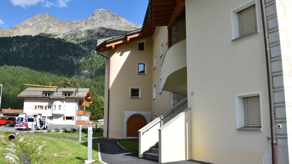 Das Dach des Hauses im Vordergrund rechts touchierte der Gleitschirmpilot und stürzte ab.