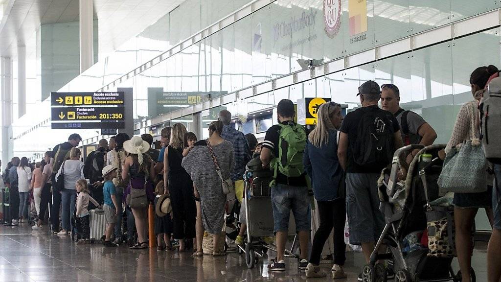 Seit Tagen müssen sich Reisende am Flughafen El Prat in Barcelona wegen mehrerer mehrstündiger Teilstreiks des Sicherheitspersonals gedulden. Ab Montag droht nun gar ein unbefristeter Streik.
