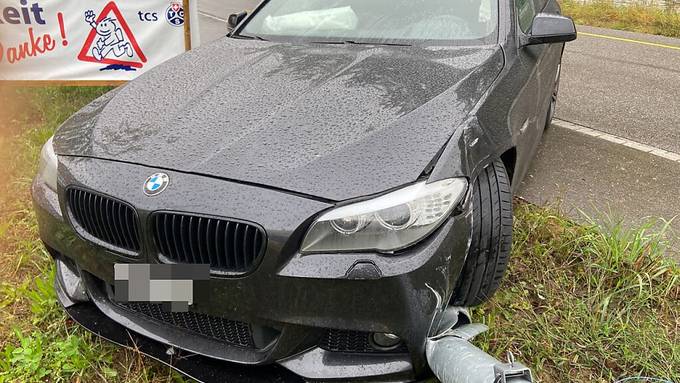 BMW-Fahrer (20) prallt in Kandelaber – Führerschein weg