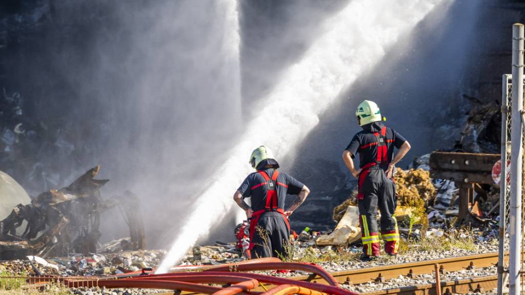 Mehr als 200 Feuerwehrleute, mehrere Fahrzeuge und ein Löschzug bekämpfen den Grossbrand auf dem Gelände eines Recyclingbetrieb bei Lausanne.