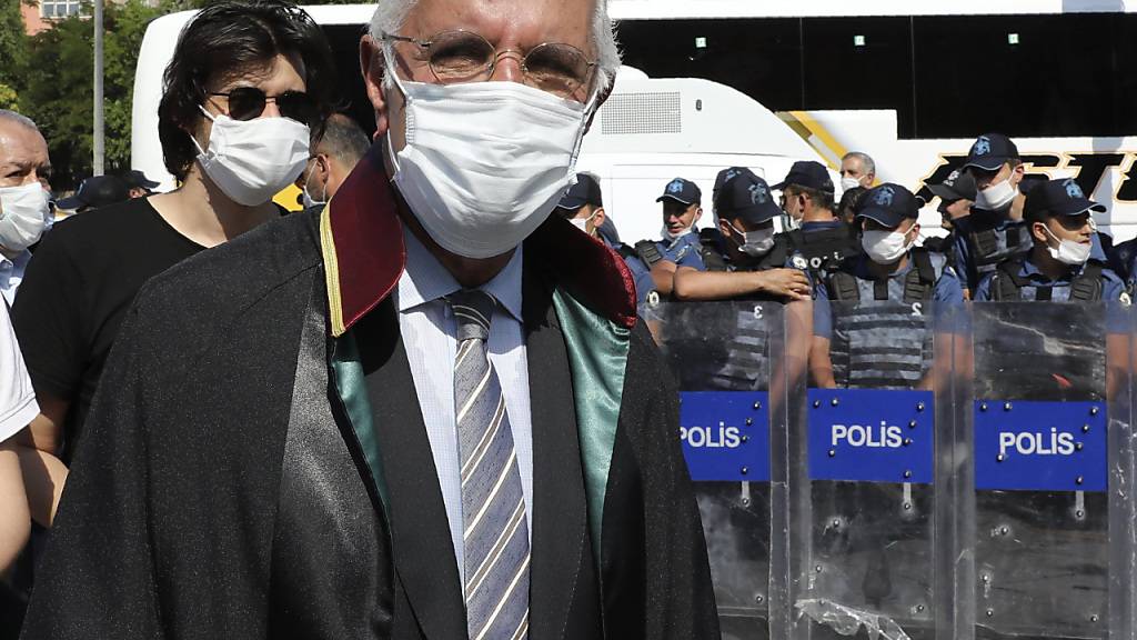 ARCHIV - Mehmet Durakoglu, Vorsitzender der Anwaltskammer von Istanbul, geht an einer Barrikade aus Sicherheitskräften vorbei, die demonstrierenden Anwälten den Zugang zum Parlamentsgebäude am zweiten Tag in Folge versperren. Foto: Burhan Ozbilici/AP/dpa