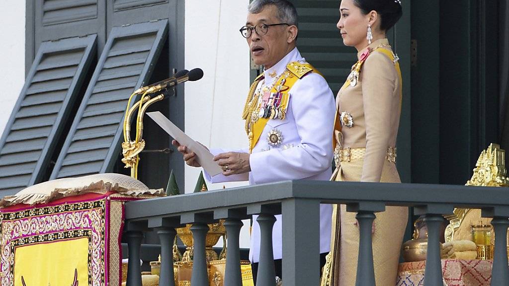 Thailands König Maha Vajiralongkorn bedankte sich am Montag in Bangkok vom Balkon des Grossen Palastes aus beim Volk für die vielen guten Wünsche. Der 66 Jahre alte Monarch und seine neue Frau, Königin Suthida (40), wurden von mehr als 40'000 Menschen bejubelt.
