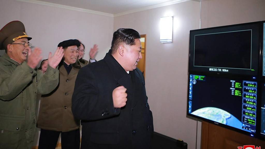 Der nordkoreanische Machthaber Kim Jong Un lässt sich gerne bei der Beobachtung von Raketentests fotografieren. Nordkorea hat kurz vor Gesprächen mit den USA erneut Kurzstreckenraketen getestet. (Foto: KCNA via EPA/KEYSTONE)