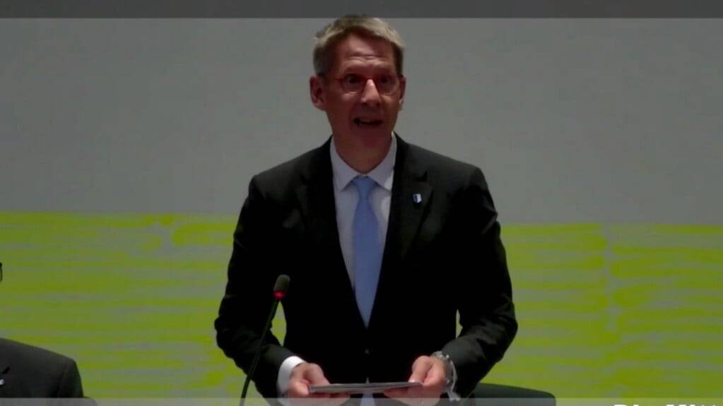 Ferdinand Zehnder (Mitte) bei seiner Abschiedsrede als Luzerner Kantonsratspräsident, beobachtet von seiner Nachfolgerin Gisela Widmer (SP) und Staatsschreiber Vincenz Blaser.
