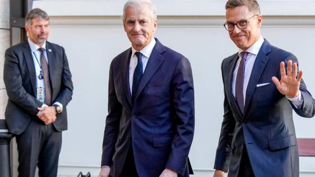ARCHIV - Der finnische Präsident Alexander Stubb (r) trifft sich mit dem norwegischen Ministerpräsidenten Jonas Gahr Støre. Foto: Cornelius Poppe/NTB Scanpix/AP/dpa