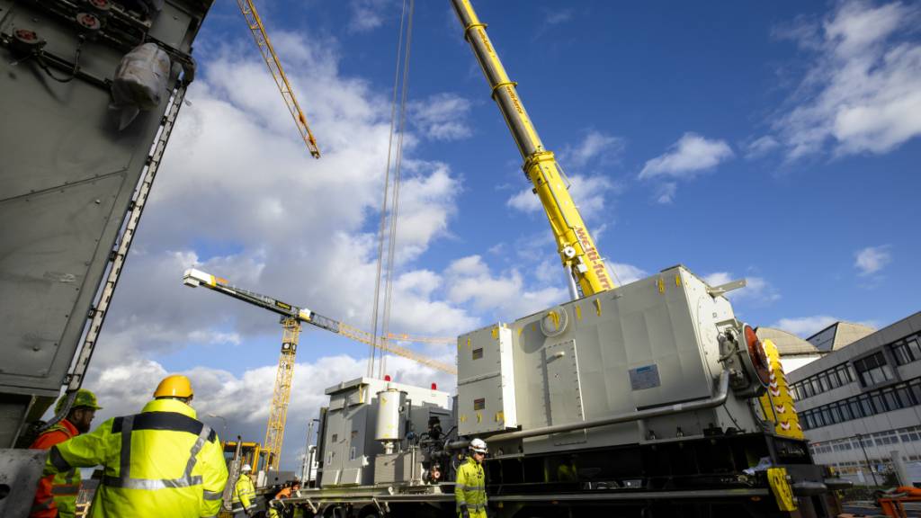 Installation einer Turbine des Reservekraftwerks in Birr AG. Der Bundesrat hat die Verordnung für den Betrieb solcher Anlagen gutgeheissen und in Kraft gesetzt. (Archivbild)
