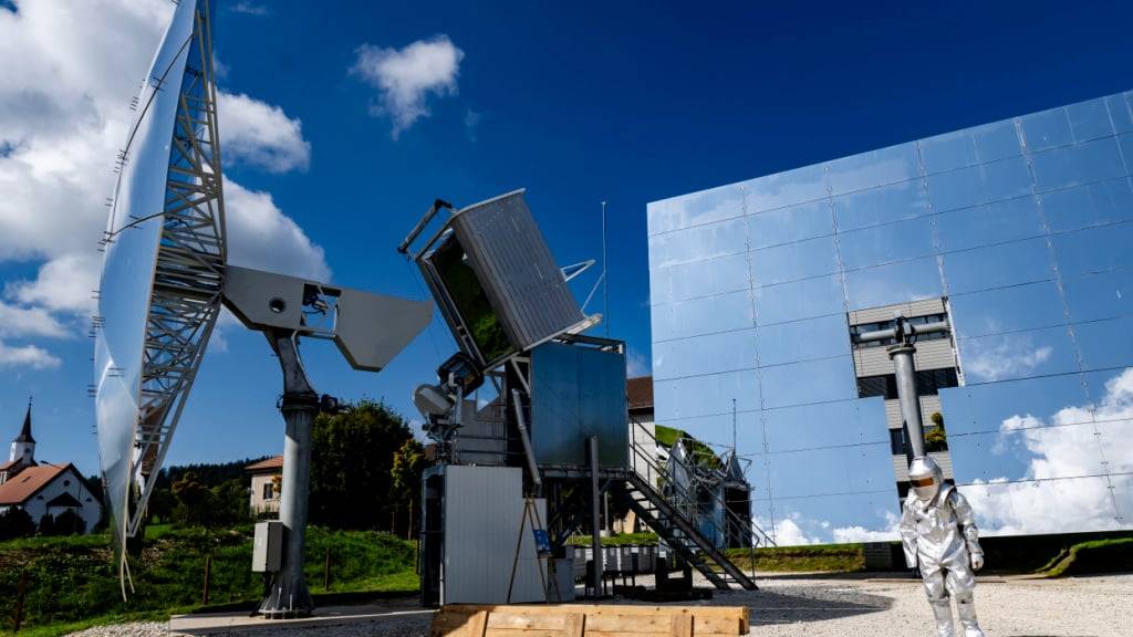 Weltweit gibt es 54 Solaröfen. Der am Freitag in La Chaux-de-Fonds NE eingeweihte Ofen ist der erste, der Metallabfälle recycelt.
