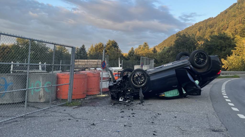 Auf der Rengglochstrasse hat sich am Montagabend ein Auto auf der Fahrbahn überschlagen.