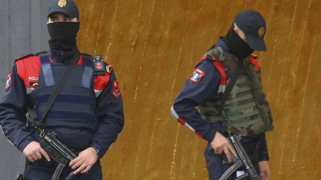 Angst vor Anschlag: Spezialkräfte der albanischen Polizei hatten vergangenen Samstag das Fussballspiel gesichert.
