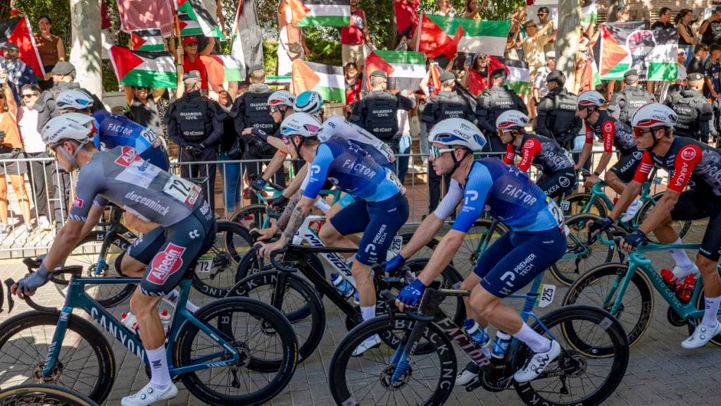 Die Fahrer von Israel-Premier Tech an der diesjährigen Vuelta, die von Demonstrationen geprägt war