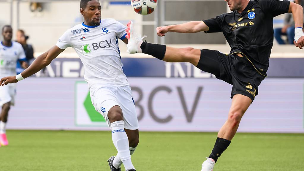 Lausannes Brighton Labeau im Zweikampf mit Dirk Abels