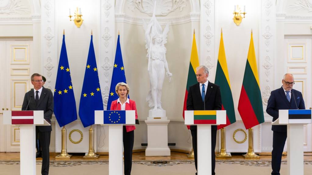 Ursula von der Leyen, Präsidentin der Europäischen Kommission, spricht bei einer Pressekonferenz mit dem litauischen Präsidenten Gitanas Nauseda (2.v.r), dem lettischen Präsidenten Edgars Rinkevics (l) und dem estnischen Präsidenten Alar Karis (r). Foto: Mindaugas Kulbis/AP/dpa