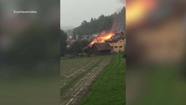 Blitzeinschlag entzündet Bauernhaus