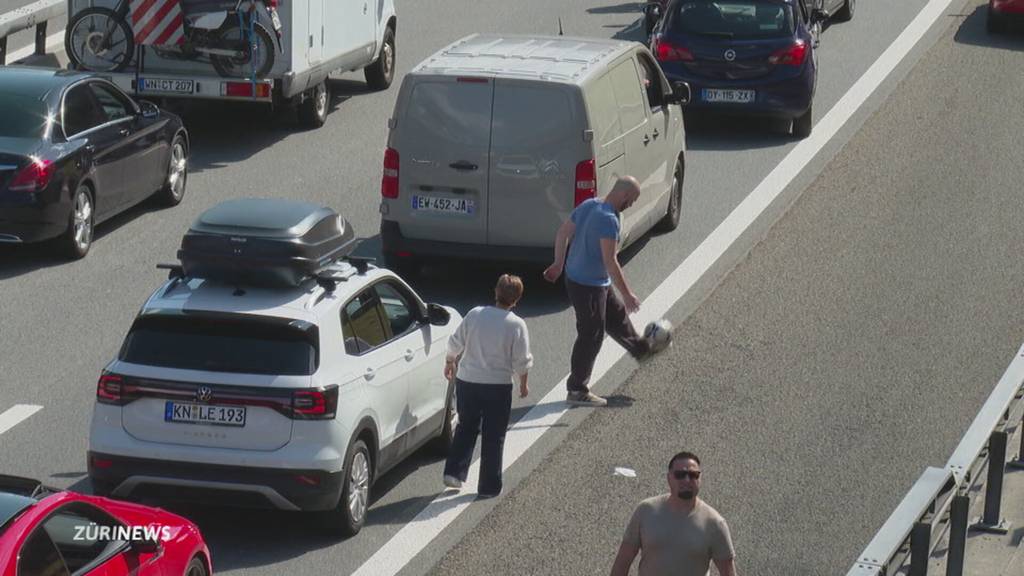 Osterstau am Gotthard: Skurrile Szenen auf und neben der Autobahn