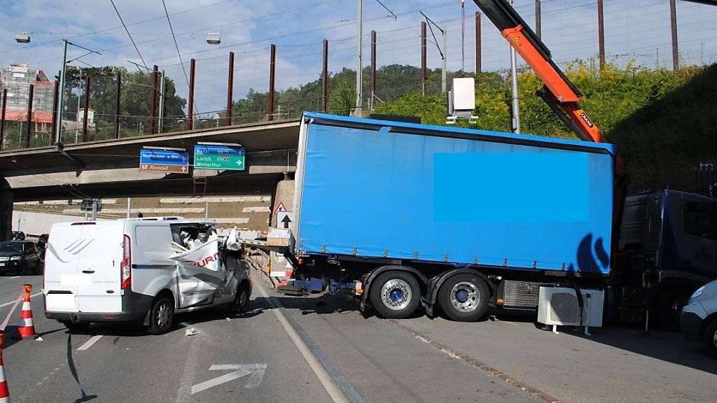 Glück im Unglück: Ein 72-jähriger Lieferwagenfahrer prallte in die heruntergekippte Laderampe eines Lastwagens - sein Gefährt erlitt zwar Totalschaden, er blieb aber unverletzt.