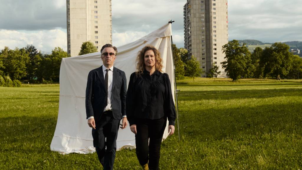 Der Autor Lukas Bärfuss spannt für «The Journey» mit der Violinistin Gwendolyn Masin zusammen.