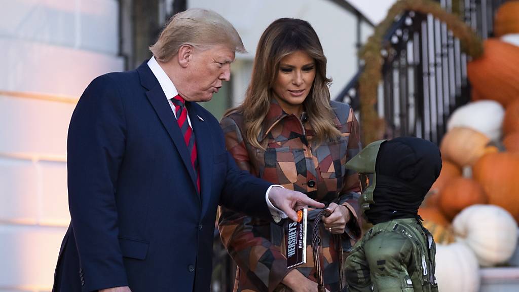 Präsidiales Halloween: US-Präsident Donald Trump und seine Frau Melania haben am Montag im Weissen Haus viel Süsses an verkleidete Kinder verteilt.