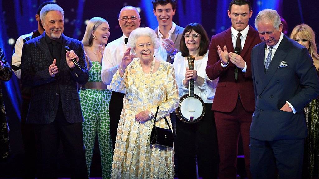Queen feiert mit Tom Jones und Kylie Minogue