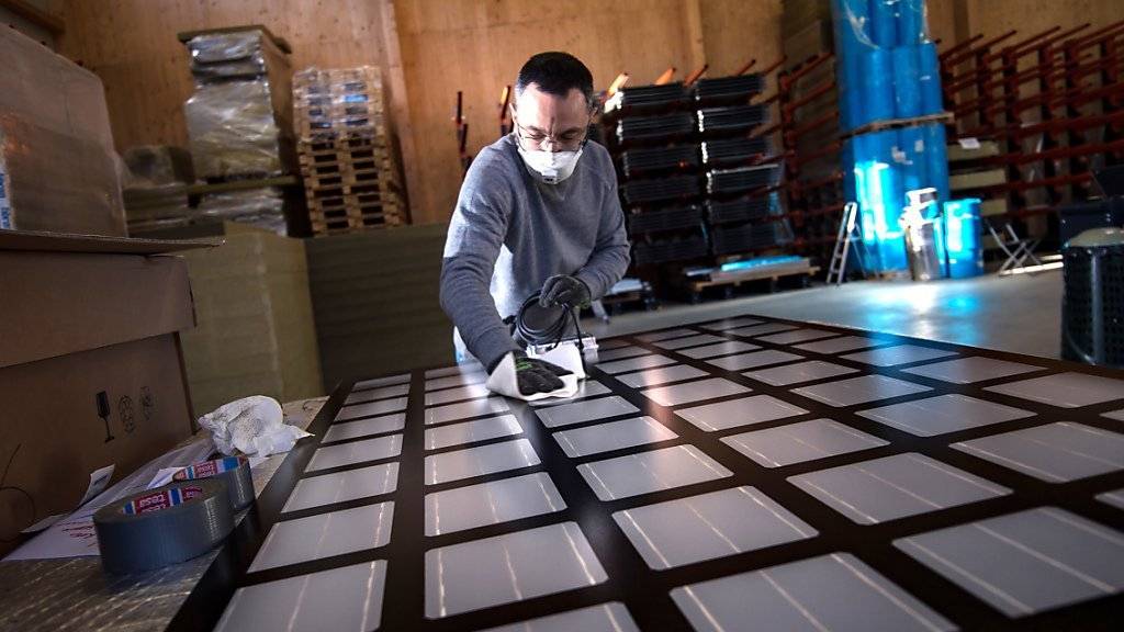 Innovative Nischenanbieter wie das Bündner Solarunternehmen Designergy haben den Frankenschock relativ gut verkraftet: Die Firma hat ein neuartiges Dachelement erfunden, das gleichzeitig Solarzellen und eine Wärmedämmung beinhaltet (Archiv).