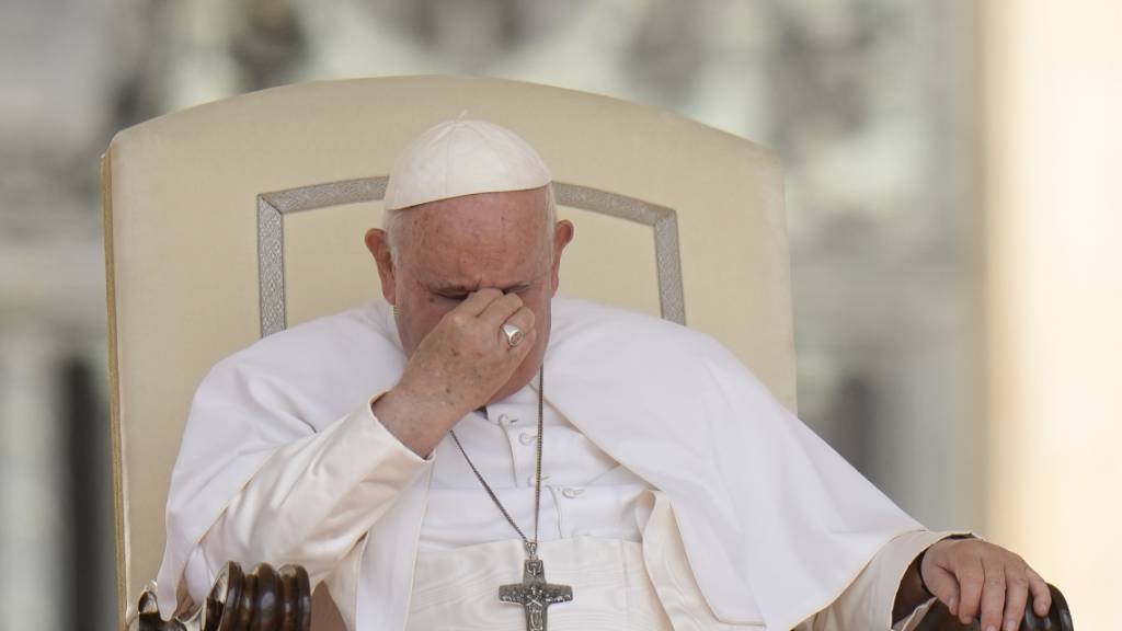 Papst Franziskus unterzieht sich dringender OP unter Vollnarkose