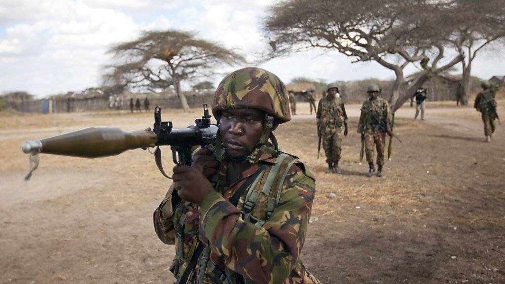 Kenianische Soldaten patrouillieren nach dem Angriff der Shabaab (arabisch für: Jugendliche) im Südwesten von Somalia.