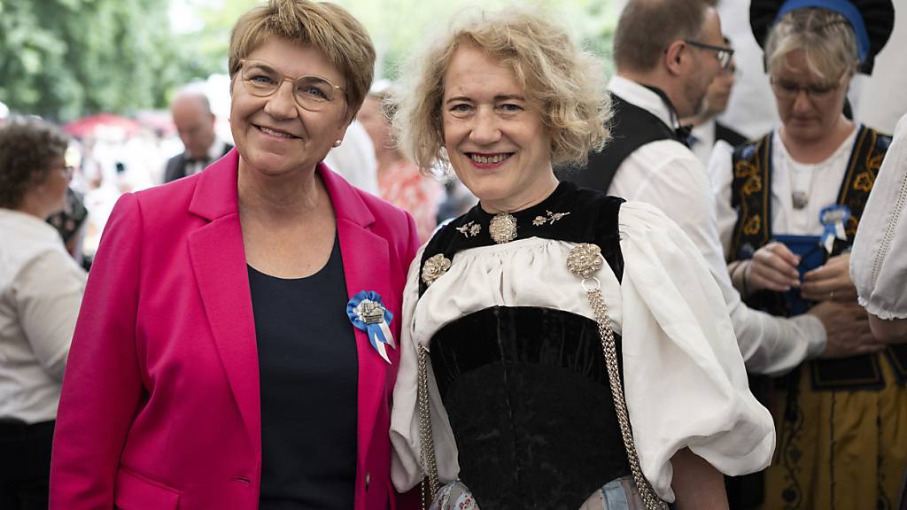 Viola Amherd besucht in Hosenanzug das Trachtenfest in Zürich