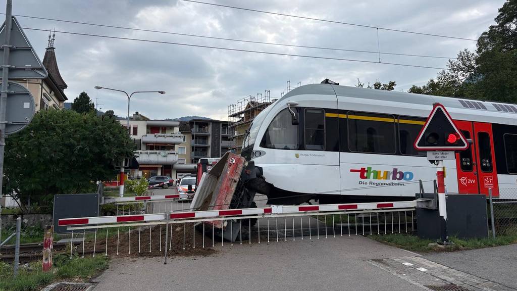 Zug kracht in Neu St.Johann mit Fahrzeug auf Bahnschranke zusammen
