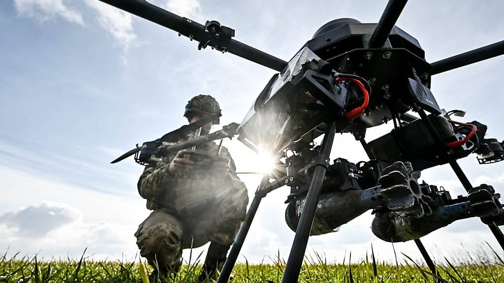 ARCHIV - Ein ukrainischer Soldat startet eine Drohne (Archivbild). Foto: Uncredited/ukrin/dpa