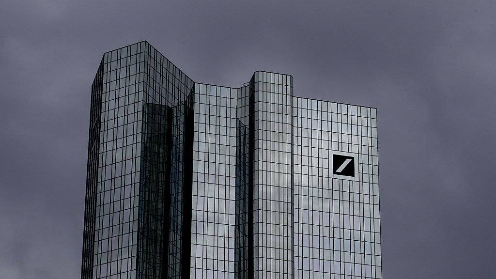 Dunkle Wolken ziehen über den Hauptsitz der Deutschen Bank in Frankfurt: Das Geldinstitut streicht rund 18'000 Arbeitsplätze.