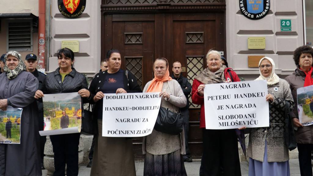 Mehrere Dutzend Frauen aus Srebrenica haben am Dienstag vor der schwedischen Botschaft in Sarajevo gegen die Auszeichnung des österreichischen Schriftstellers Peter Handke mit dem Literaturnobelpreis protestiert. Er habe den Völkermord an muslimischen Männern unterstützt.