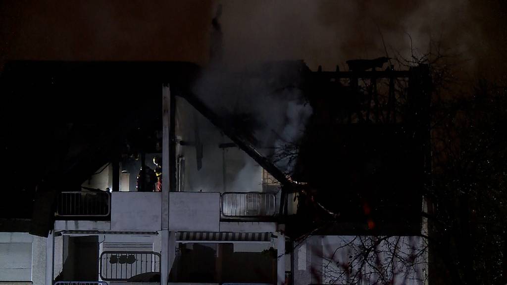 Zehn Wohnungen unbewohnbar: Brand in Mehrfamilienhaus richtet in Regensdorf grossen Schaden an