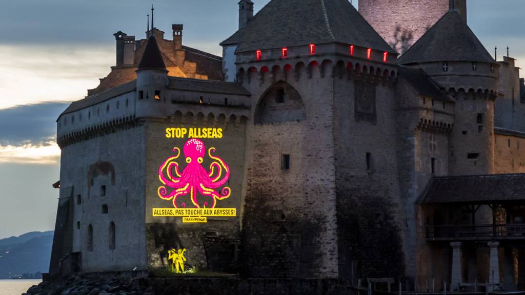 Greenpeace mit Aktion an Schloss Chillon VD gegen Tiefseebergbau