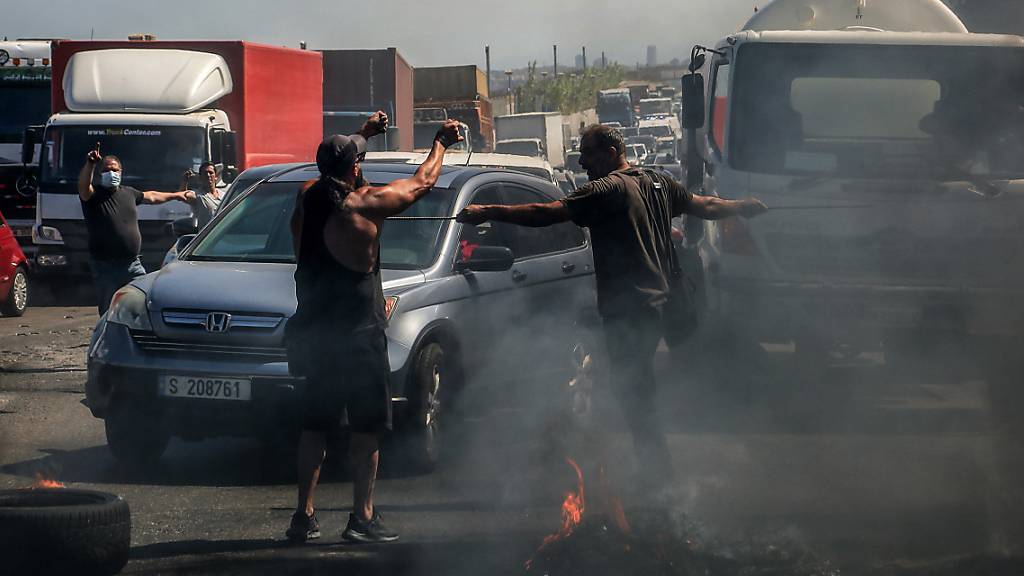 Demonstranten verhindern die Durchfahrt von Autos indem sie eine Hauptstrasse mit brennenden Reifen blockieren. Die Demonstranten protestieren gegen die kollabierende Wirtschaft und den Lebensstandard im Libanon.