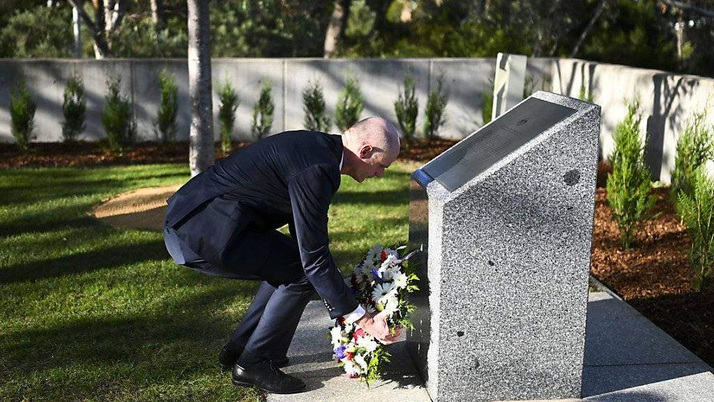 Der niederländische Aussenminister Stef Blok hat Ende März an der Gedenkstätte für die 298 Opfer des MH17-Absturzes in Canberra einen Kranz niedergelegt. (Archivbild)