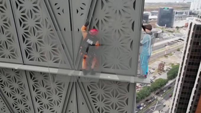 Spezialeinheit holt Freeclimber von 125 Meter hohem Gebäude